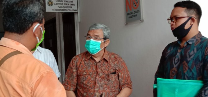 Pengacara USU, Abdul Haris Nasution, saat memberikan keterangan pada wartawan.