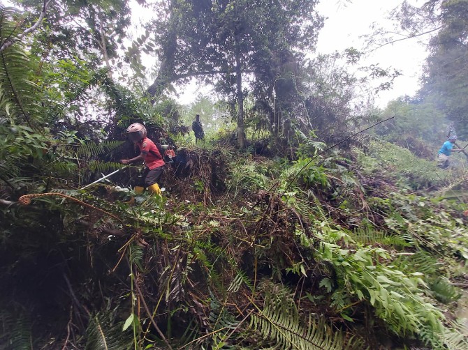 Kegiatan pembersihan sungai melibatkan warga Dusun Pargompulan Desa Pohon Tonga.