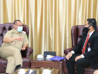 Plt Walikota Medan, Akhyar Nasution saat menerima utusan Konsulat Jenderal Republik Indonesia di Karachi, Pakistan, Ade Pranajaya, di Rumah Dinas Wali Kota Medan.