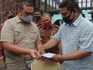 Massa Aliansi Mahasiswa Anti Korupsi (AMK) Sumut saat melakukan aksi unjuk rasa di kantor Kejaksaan Tinggi Sumatera Utara.