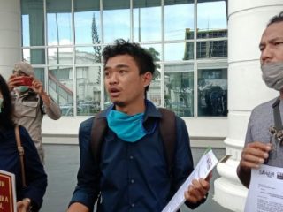 Peneliti SAHdaR, Surya Dermawan Nasution, di depan Kantor Gubernur Sumut, Rabu (29/7/2020).