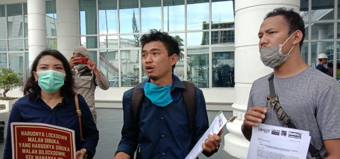 Peneliti SAHdaR, Surya Dermawan Nasution, di depan Kantor Gubernur Sumut, Rabu (29/7/2020).