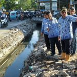 Plt Walikota Medan, Akhyar Nasution pada saat melihat pembuatan drainase.