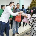 Relawan Gerakan Medan Berkah (GMB) saat melaksanakan bakti sosial.