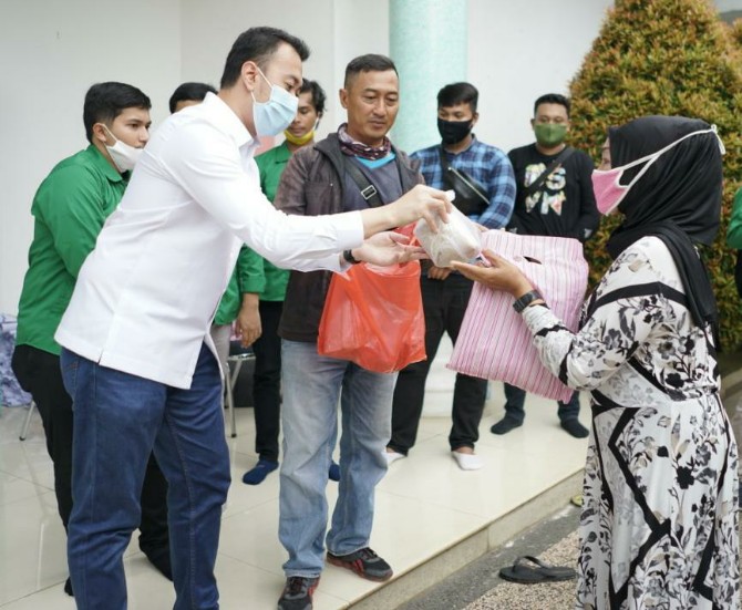 Relawan Gerakan Medan Berkah (GMB) saat melaksanakan bakti sosial.