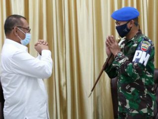 PLT Walikota Medan, Akhyar Nasution saat dikunjungi Komandan Detasemen Polisi Militer (dandenpom) 1/5 BB Medan Letkol CPM Anggun Hendryantoro.