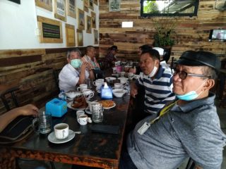 Mantan Sekdaprovsu yang juga Dewan Pakar BPGeopark Kaldera Toba, RE Nainggolan (pakai topi)