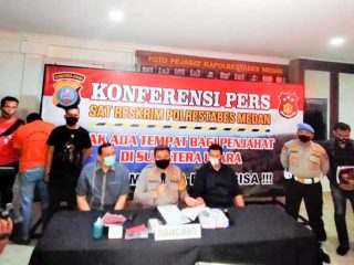 Kapolrestabes Medan Kombes Pol Riko Sunarko didampingi Kasat Reskrim Kompol Martuasah Tobing