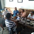 mantan Gubsu, Syamsul Arifin, mantan Sekda Pemprovsu, RE Nainggolan, Muhyan Tambuse, dan lainnya saat nongkrong di Kedai Ayah Jl Ringroad Medan.