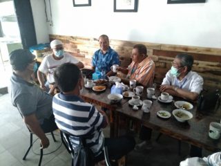 mantan Gubsu, Syamsul Arifin, mantan Sekda Pemprovsu, RE Nainggolan, Muhyan Tambuse, dan lainnya saat nongkrong di Kedai Ayah Jl Ringroad Medan.