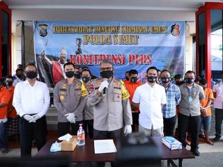 Kapolda Sumut Irjen Martuani Sorminsaat memimpin langsung press release pengungkapan kasus keributan di Mompang Julu di depan Gedung Direktorat Kriminal Umum Polda Sumut