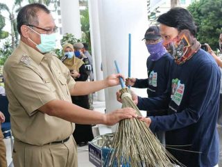 Bantuan 1.000 Unit Keranjang Sampah diserahkan perwakilan Komunitas Masyarakat Peduli Sampah Kota Medan, Ade Darmawan kepada Plt Walikota Medan, Akhyar Nasution di Balai Kota Medan
