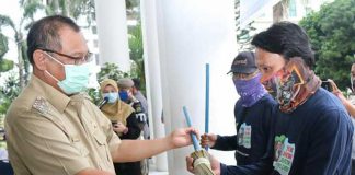 Bantuan 1.000 Unit Keranjang Sampah diserahkan perwakilan Komunitas Masyarakat Peduli Sampah Kota Medan, Ade Darmawan kepada Plt Walikota Medan, Akhyar Nasution di Balai Kota Medan