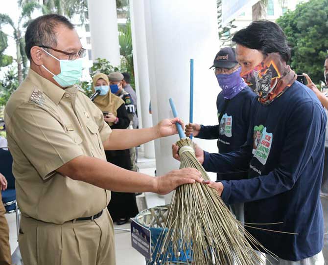 Bantuan 1.000 Unit Keranjang Sampah diserahkan perwakilan Komunitas Masyarakat Peduli Sampah Kota Medan, Ade Darmawan kepada Plt Walikota Medan, Akhyar Nasution di Balai Kota Medan