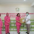 Peringati Hari Kesatuan Gerak Bhayangkari (HKGB) ke-68, Ketua Bhayangkari Polda Sumut, Ny Risma Martuani Sormin serahkan 125 paket bantuan sosial
