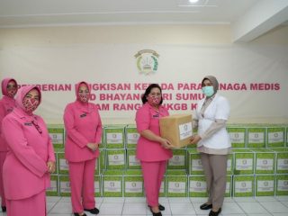 Peringati Hari Kesatuan Gerak Bhayangkari (HKGB) ke-68, Ketua Bhayangkari Polda Sumut, Ny Risma Martuani Sormin serahkan 125 paket bantuan sosial