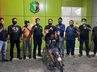 Anugrah Ichsan Sibarani alias Agung, 26, terkapar setelah kakinya ditembak polisi saat ditangkap di Jalan Pelangi, Sabtu (4/7/2020).