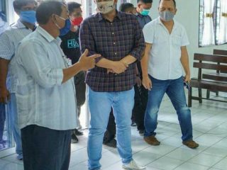 Bobby Nasution turun melakukan pemantauan penyemprotan disinfektan lingkungan gereja, seusai melaksanakan Salat Jumat di Masjid Syuhada.
