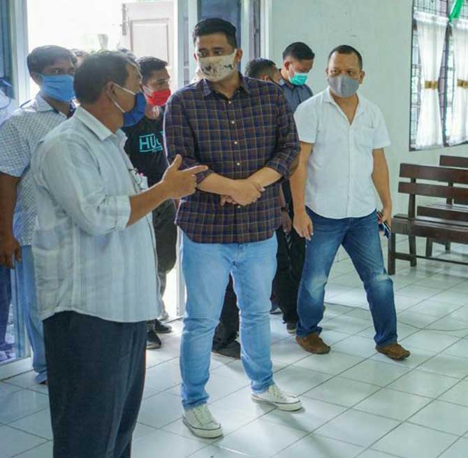 Bobby Nasution turun melakukan pemantauan penyemprotan disinfektan lingkungan gereja, seusai melaksanakan Salat Jumat di Masjid Syuhada.