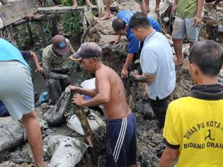 Pengerjaan tanggul untuk antisipasi banjir rob di Medan Labuhan