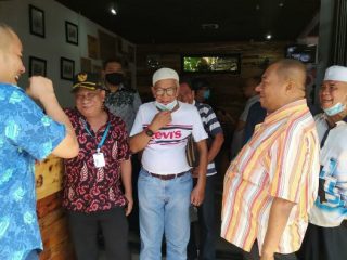 Syamsul Arifin saat di Kedai Ayah Jl Ringroad Medan.
