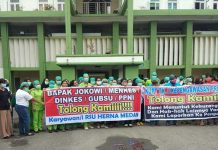 Puluhan tenaga medis RS Herna gelar aksi damai didepan rumah sakit tersebut Jalan Mojopahit, Medan, Sumatera Utara