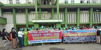 Puluhan tenaga medis RS Herna gelar aksi damai didepan rumah sakit tersebut Jalan Mojopahit, Medan, Sumatera Utara