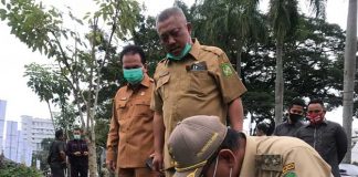 Plt Walikota Medan, Akhyar Nasution melakukan tinjauan di lokasi penebangan 19 batang pohon di Jalan Cut Mutia