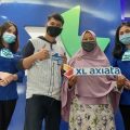 Penyerahan hadiah dilakukan oleh Regional Service Excellence XL Axiata Medan - Aceh, Joko Priono kepada Fitri Yanti di Medan, Rabu (1/7/2020).