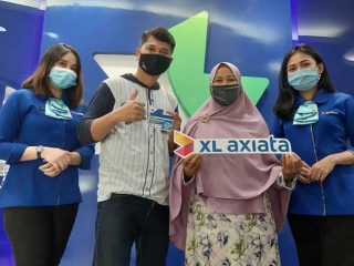 Penyerahan hadiah dilakukan oleh Regional Service Excellence XL Axiata Medan - Aceh, Joko Priono kepada Fitri Yanti di Medan, Rabu (1/7/2020).