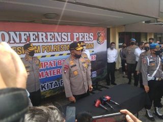 Kapolda Sumut Irjen Pol Martuani Sormin saat memberikan keterangan terkait dugaan prostitusi online artis FTV di Mapolrestabes Medan.