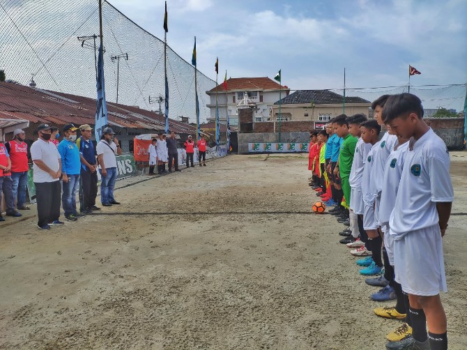 Pembukaan pertandingan sepakbola U-14 di Stadion Mini Soccer Batak United Jalan Titipapan Gang Rezeki No 10, Kelurahan Sei Sikambing D Kecamatan Medan Petisah.