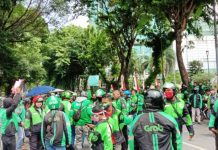 Aksi demo di depan kantor DPRD kota Medan Jalan Kapten Maulana Lubis, Selasa (4/8/2020).