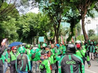 Aksi demo di depan kantor DPRD kota Medan Jalan Kapten Maulana Lubis, Selasa (4/8/2020).