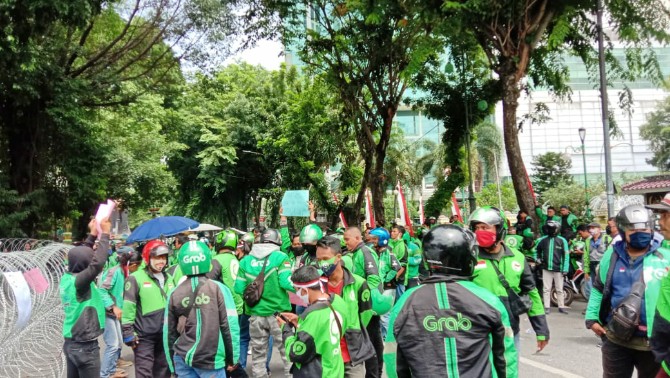 Aksi demo di depan kantor DPRD kota Medan Jalan Kapten Maulana Lubis, Selasa (4/8/2020).