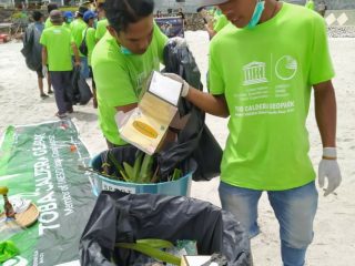 Kegiatan membersihkan dan memungut sampah dilakukan oleh para pelaku pariwisata di Simalungun.