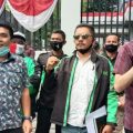 Anggota DPRD Medan, Afif Abdillah (kanan batik maroon) saat menerima pengemudi ojol di depan gedung Dewan.