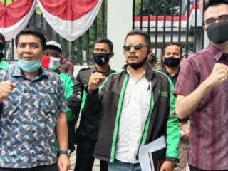 Anggota DPRD Medan, Afif Abdillah (kanan batik maroon) saat menerima pengemudi ojol di depan gedung Dewan.