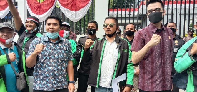 Anggota DPRD Medan, Afif Abdillah (kanan batik maroon) saat menerima pengemudi ojol di depan gedung Dewan.
