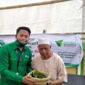 Pimpinan Cabang DD Waspada, Sulaiman saat menyerahkan daging qurban kepada para penerima manfaat.