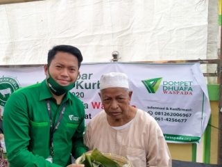 Pimpinan Cabang DD Waspada, Sulaiman saat menyerahkan daging qurban kepada para penerima manfaat.