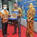 Kasatpol PP Kota Medan, M Sofyan memberikan cindera mata kepada Letkol CPM Anggun Hendryantoro.