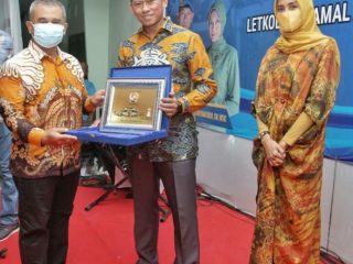 Kasatpol PP Kota Medan, M Sofyan memberikan cindera mata kepada Letkol CPM Anggun Hendryantoro.