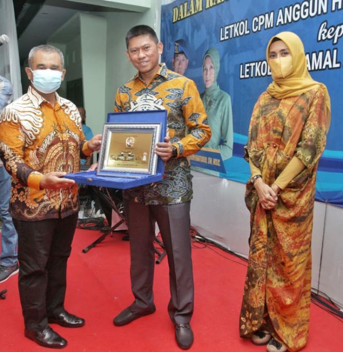 Kasatpol PP Kota Medan, M Sofyan memberikan cindera mata kepada Letkol CPM Anggun Hendryantoro.