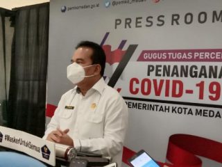 Kepala Dinas Kesehatan Kota Medan, Edwin Effendi saat konferensi pers.
