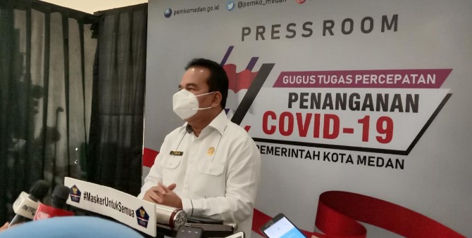 Kepala Dinas Kesehatan Kota Medan, Edwin Effendi saat konferensi pers.