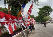 Pedagang Bendera di Medan Gelar Lapak di Trotoar Jalan