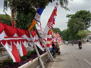Pedagang Bendera di Medan Gelar Lapak di Trotoar Jalan