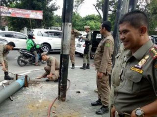 Sekretaris Satpol PP Kota Medan, Rahmat Harahap (kanan)