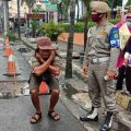 Satpol PP Kota Medan saat memberikan sanksi bagi yang tidak membawa KTP dikenakan sanksi push up atau shit up.